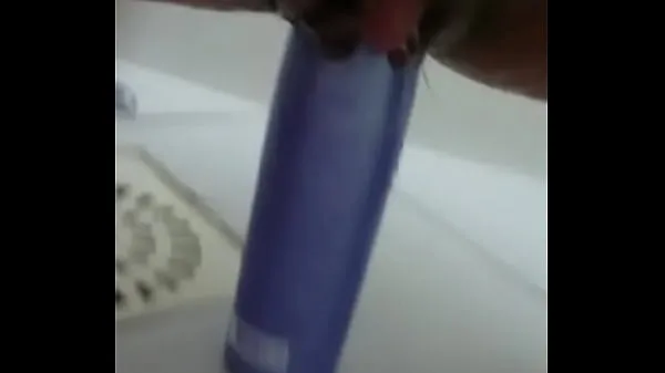 Fresh Stuffing the shampoo into the pussy and the growing clitoris clips Tube