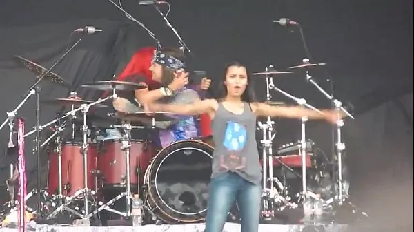 Friss Girl mostrando peitões no Monster of Rock 2015 klipcső