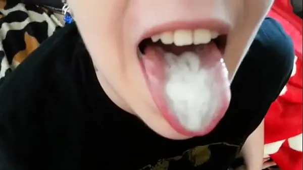 新鲜Girlfriend takes all sperm in mouth夹子管