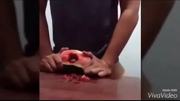 新鲜Masturbating with watermelon夹子管