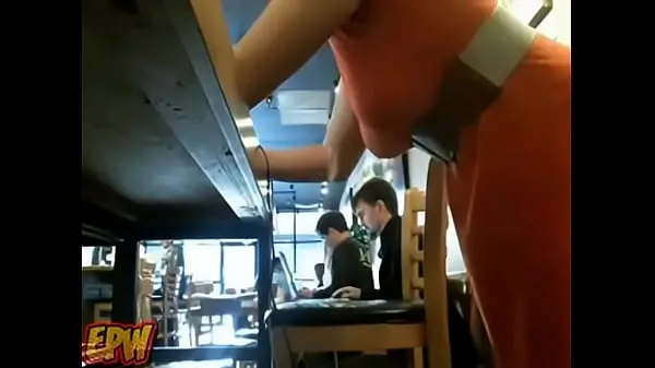 Nuevos Pelirroja en público en la webcam café masturbación - Más clips de tubo