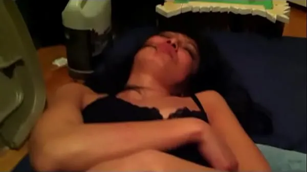 Свежие клипы Японская бритая шлюшка-жена показывает киску после жесткого траха Туб