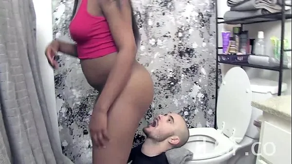 Yeni Nikki Ford Toilet Farts in Mouth klip Tube