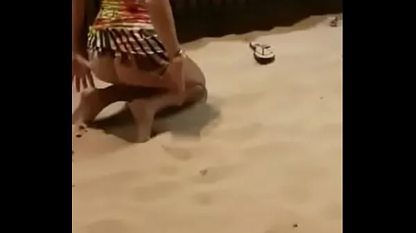 Nuevos Joven traviesa se quita las bragas y golpea una siririca en la playa clips de tubo