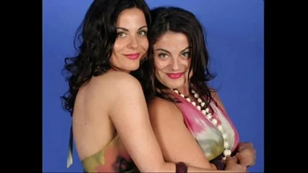 تازہ Identical Lesbian Twins posing together and showing all کلپس ٹیوب