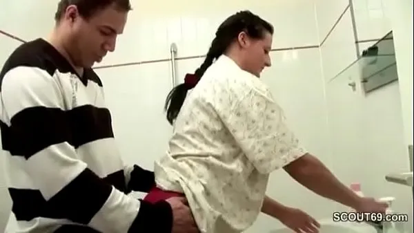 新鲜German Step-Son Caught Mom in Bathroom and Seduce to Fuck夹子管