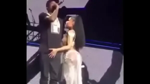 Tabung klip Nicki Minaj pegando no pau de Meek Mill segar