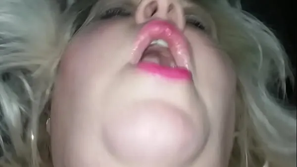 Tube de Fat BBW Chubby Slut a un orgasme tremblotant frissonnant pendant un gangbang clips frais