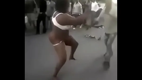 Friske Woman Strips Completely Naked During A Fight With A Man In Nairobi CBD klip Tube