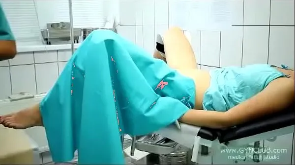 Tuoreet beautiful girl on a gynecological chair (33 leikkeet putki