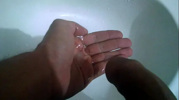 新鮮な 白い尿道球腺液の多くの噴出は手がありません...そして小便 個のクリップ チューブ