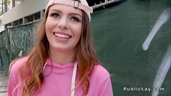 Tube de Une jeune fille avec une casquette se fait prendre le visage en public clips frais