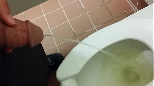 Ống Pissing in another public toilet clip mới