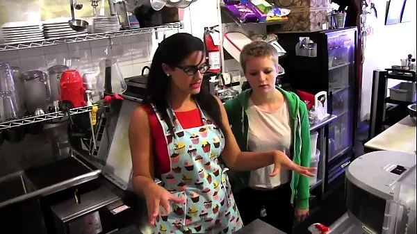 Frische Die junge Blondine Alani Pi hat ein Vorstellungsgespräch als Barista im Schnellimbiss von Penny Barber Clips Tube