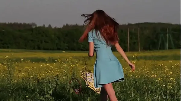 Tubo de Beleza ucraniana Canara se despindo ao ar livre clipes novos