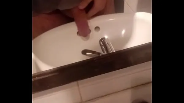 Nuovo Handjob in the bathroom in front of the mirrortubo di clip