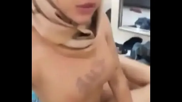 Tubo de Travesti muçulmano indonésio sendo fodido por um cara de sorte clipes novos