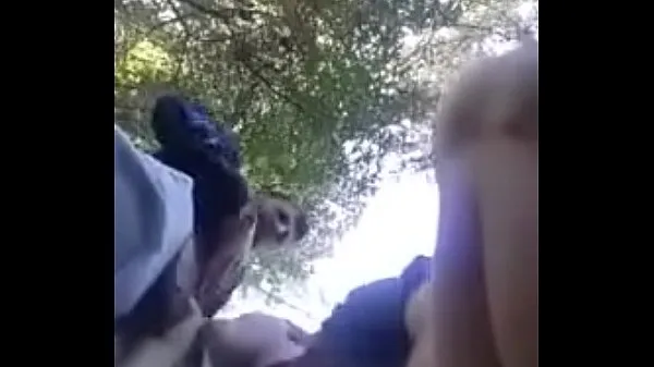 Tube de Soufflant chaud dans un parc occupé clips frais