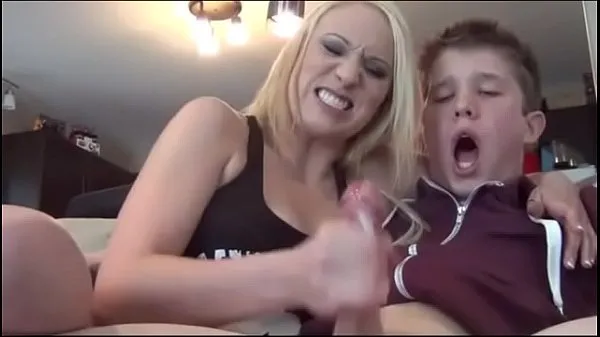 Friss Lucky being jacked off by hot blondes klipcső