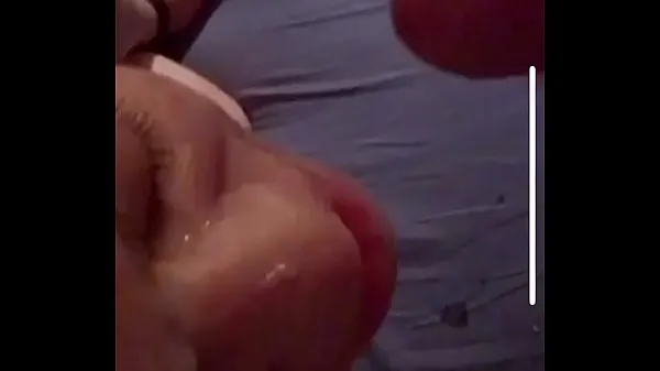 Tube de Pipe bâclée se termine avec un énorme soin du visage pour une jeune salope (POV clips frais