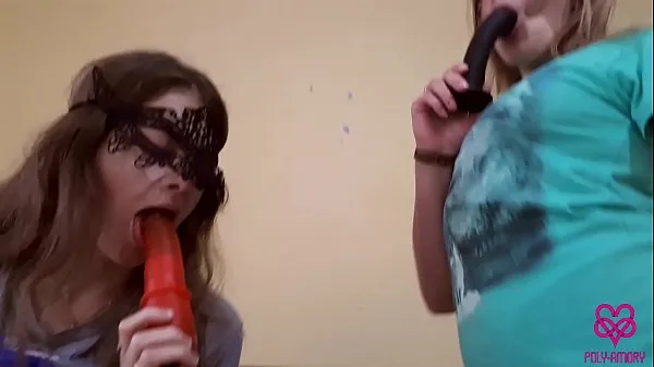 Nuevos Dos chicas, dos consoladores y una mamada de polla clips de tubo