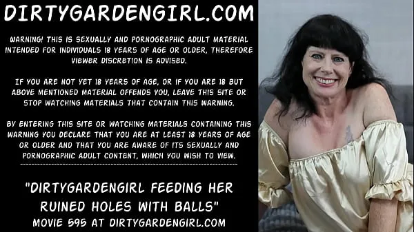 新鲜Dirtygardengirl feeding her ruined holes with balls and prolapse夹子管