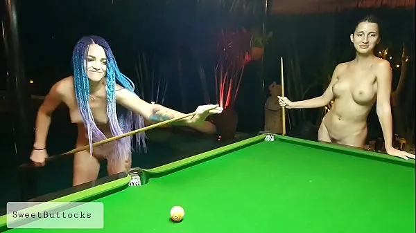 Friske Two naked shameless sluts play billiards klip Tube