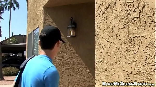 Tube de Une bite crue suce une jeune bite et un jock plus âgé avec des tatouages clips frais