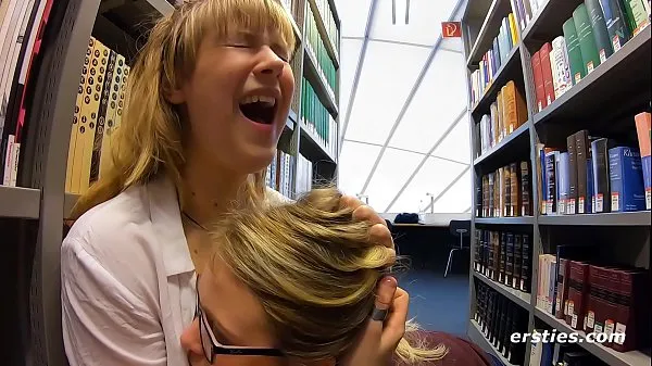 Nuovo Gioco lesbico tedesco in bibliotecatubo di clip