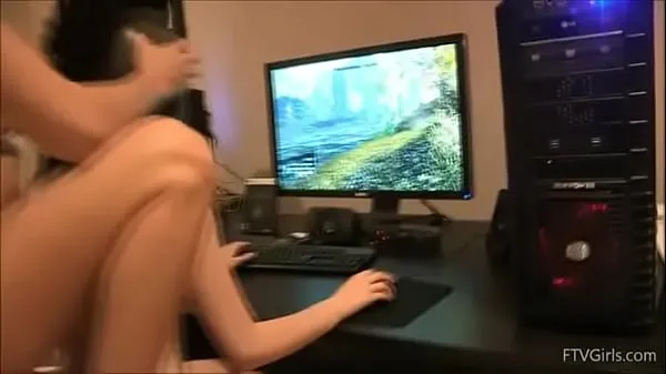 Tube de Deux filles nues jouent au jeu vidéo clips frais