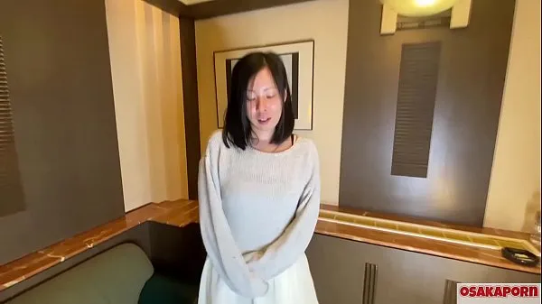 Nuevos Esposa japonesa de 41 años engañando a su esposo y niños haciendo masturbación con consolador y juguete sexual. Perra asiática le encanta el sexo con el coño peludo negro y tatoo. OSAKAPORN clips de tubo