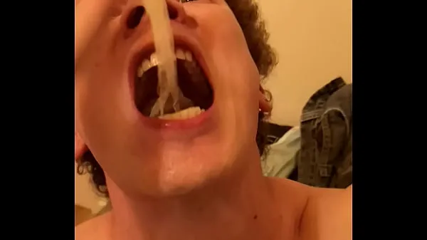 新鮮な Gay man from Lisbon with his mouth full of milk d. used condoms 個のクリップ チューブ