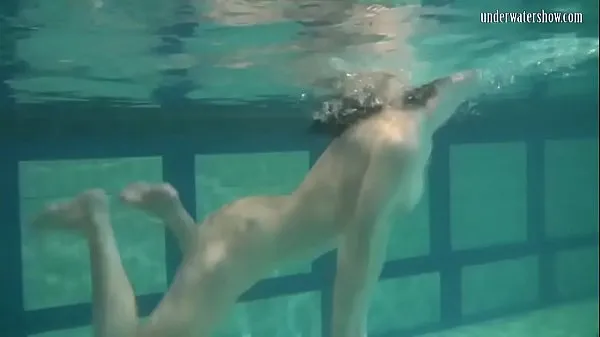 Tube de Irina Barna, une jeune fille habillée, nage sexy dans la piscine clips frais