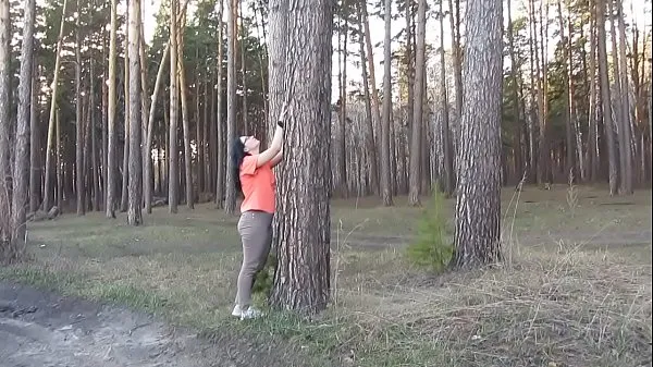 Tube de Une milf aux gros seins et un PAWG juteux se déshabille dans la forêt et se masturbe la chatte avec une branche d'épinette. Fusion avec la nature d'un nudiste mature. Fétiche amateur en plein air clips frais