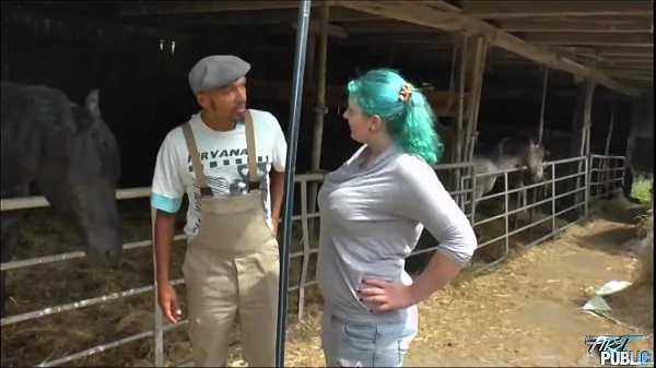 Tubo de Garota de peitos grandes queria andar a cavalo e finalmente montou um pau clipes novos