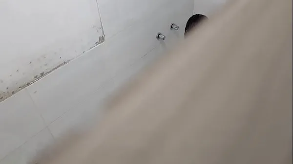 新鲜放学后我在淋浴里监视她夹子管