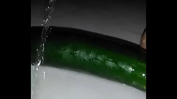 Tubo de Ela se masturba com um pepino até terminar clipes novos