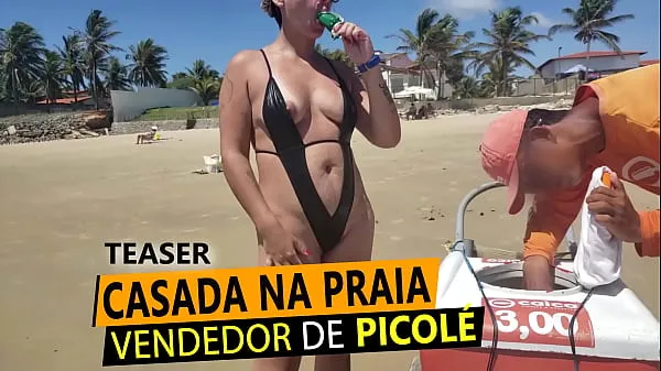 Fresh Casada Safada de Maio slapped in the ass showing off to an cream seller on the northeast beach clips Tube
