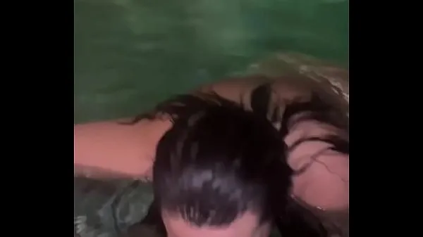 Nuevos Latina puta chupa polla bajo el agua clips de tubo