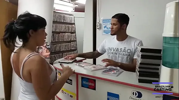 HOT GIRL GOES TO THE LAN HOUSE TO ACCESS THE INTERNET OR WATCH DVD AT THE SÃO PAULO STORE AND ENDS UP HAVING SEX BY THE OWNER OF THE LAN HOUSE.(WATCH X VIDEO RED Klip Tiub baru