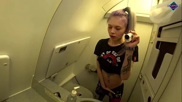 Friske Young slut fucked her tight pussy in the toilet of the plane. Karneli Bandi klip Tube