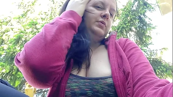 Nicoletta smokes in a public garden and shows you her big tits by pulling them out of her shirt Klip Tiub baru