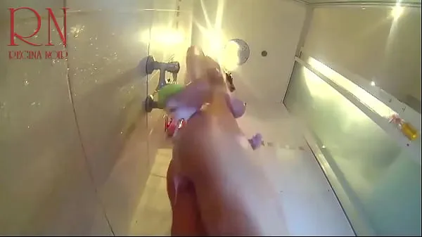 新鲜淋浴间隐藏的摄像头。 一个年轻的裸体女孩在淋浴时用肥皂清洗。 一位漂亮的女士在淋浴间洗澡。 她用肥皂洗胸部、屁股和阴部。 OMG 完美的多肉猫。 显示她的山雀、 乳头、 多汁剃光猫。 你可以在淋浴时操一个小可爱夹子管