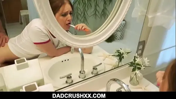 Свежие клипы Падчерица-подросток чистит зубы и трахается в видео от первого лица Туб