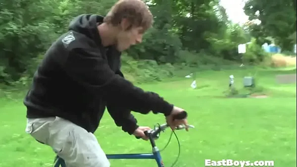 Frische Brad ist ein wunderschöner und süßer Junge aus der Tschechischen Republik, er hat einen unglaublich athletischen Körperbau und sein engelhaftes Lächeln wird Sie sofort überzeugen. In diesem Video von EastBoys sehen Sie Pisse Clips Tube