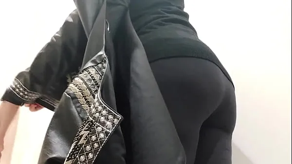 Ferske Your Italian stepmother shows you her big ass in a clothing store and makes you jerk off klipp Tube