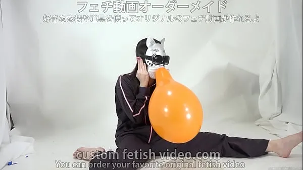 新鮮な A girl inflates and splits a balloon 個のクリップ チューブ