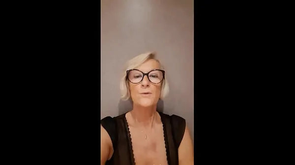 Tubo de TRAILER - BLONDE MILF MASTURBANDO NO BANHEIRO DO HOSPITAL ENQUANTO ESPERA PELO CORONAVIRUS COVID-19 RESULTADO COM DILDO E ELA ESPREITA clipes novos