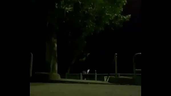 Nuevos desnudo en un parque clips de tubo