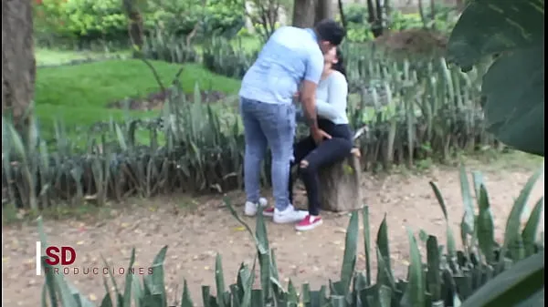 Ống SPYING ON A COUPLE IN THE PUBLIC PARK clip mới